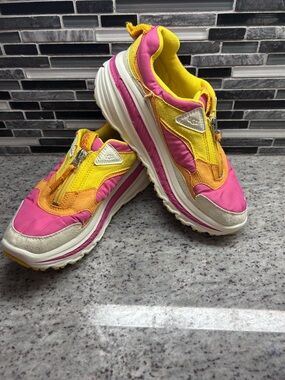 UGG Women's Zip Mesh Pink, Yellow & Orange Colorblock Sneakers size 8